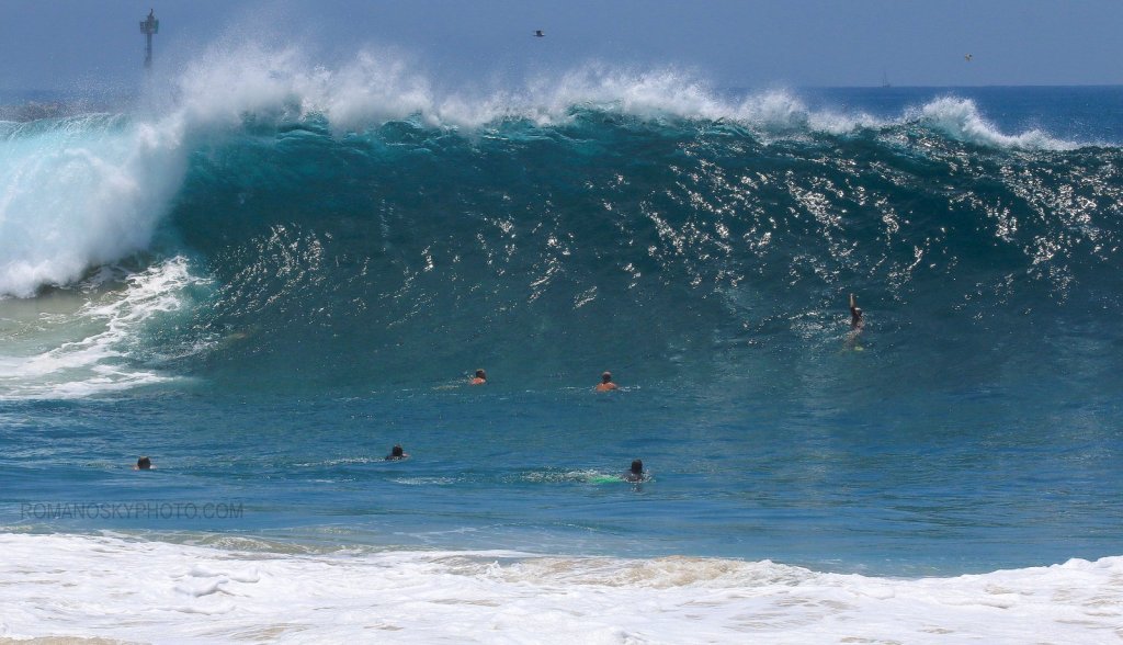 Inviting shape here.  With the majority of this swell’s set waves being quite the opposite it was disappointing that no one took it.   With big souths being as rare as rain in SoCal one could even imagine that one rider might have snaked another on this one.  But as wrong as that offence is, it happens... and it was not uncommon 2-3 years ago.  The water temperature on both days was as nice as the absence of wetsuits should indicate.